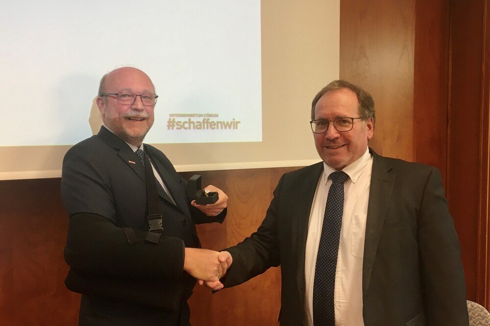 © WKO
Andreas Lahner (li.) überreicht BIM Harald Schinnerl den Ehrenring der Bundesinnung.
(Hinweis: Die Covid-Schutzmaßnahmen wurden selbstverständlich auch für dieses Foto eingehalten!) Andreas Lahner (li.) überreicht BIM Harald Schinnerl den Ehrenring der Bundesinnung.