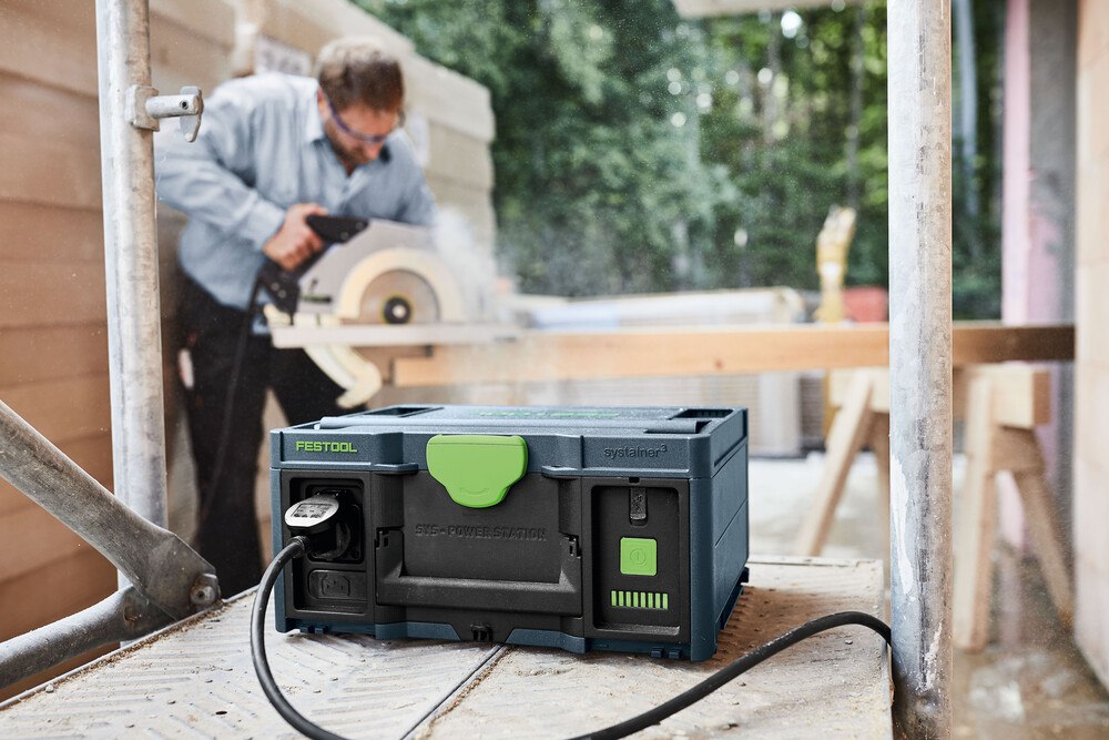 © Festool
Die SYS-PowerStation von Festool ist ein tragbarer Energiespeicher - so hat man auf der Baustelle auch dann Strom, wenn gerade einmal keine Steckdose verfügbar ist., basic_html SYS-Powerstation von Festool