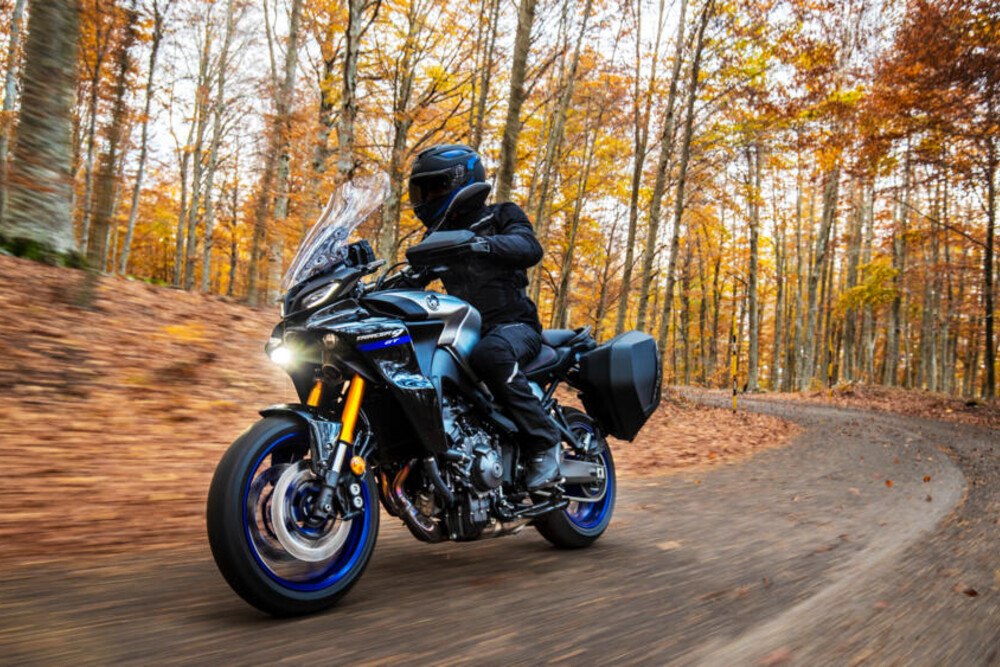 © Yamaha Motors
Die neue Yamaha Tracer 9 GT kommt mit dem semiaktiven Fahrwerk von KYB in Serie. Die neue Yamaha Tracer 9 GT kommt mit dem semiaktiven Fahrwerk von KYB in Serie.