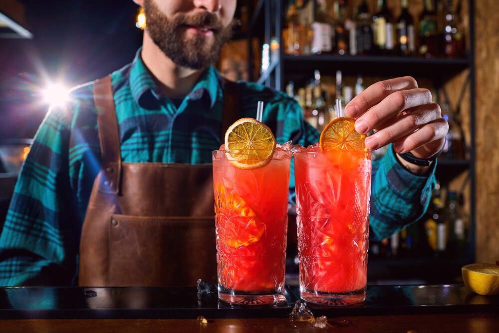 © getty images / Lacheev
Zahlen und Trendforscher haben alkoholfreie Destillate wie Gin-Ersatz auf ihrer Seite. In der Bar-Praxis stehen aber einige Fragenzeichen über der neuen Kategorie: Preis, Aroma und Haltbarkeit. Zahlen und Trendforscher haben alkoholfreie Destillate wie Gin-Ersatz auf ihrer Seite. In der Bar-Praxis stehen aber einige Fragenzeichen über der neuen Kategorie: Preis, Aroma und Haltbarkeit.