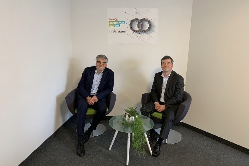 © Creaton GmbH
Creaton-Geschäftsführer Dr. Sebastian Dresse (l.) und Terreal-CEO Laurent Musy. Creaton-Geschäftsführer Dr. Sebastian Dresse (l.) und Terreal-CEO Laurent Musy.