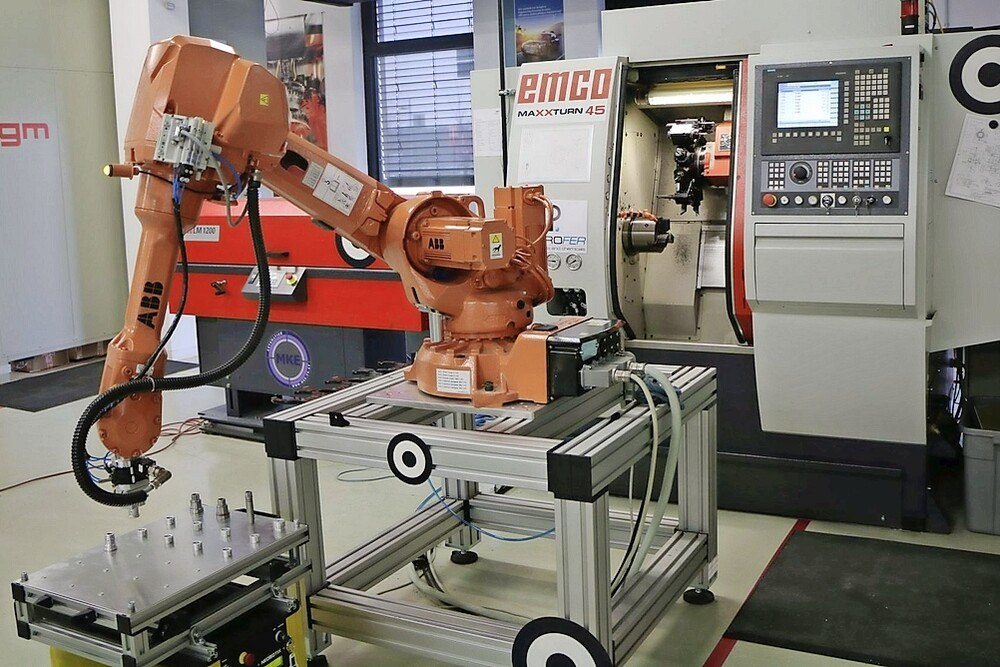 © CDP Die Emco Maschinen in der CDP Test- und Entwicklungsumgebung der „Pilotfabrik Industrie 4.0“