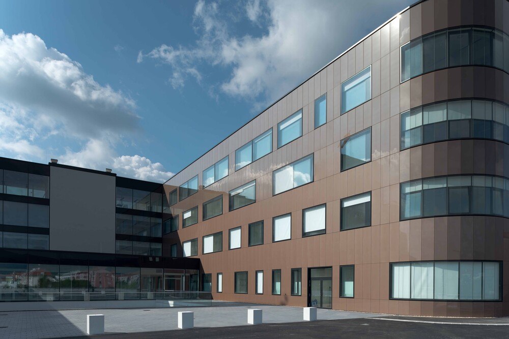 © ÖFHF
Eine vorgehängte hinterlüftete Fassade prägt das weithin sichtbare Erscheinungsbild eines Gebäudes. Eine vorgehängte hinterlüftete Fassade prägt das weithin sichtbare Erscheinungsbild eines Gebäudes.
