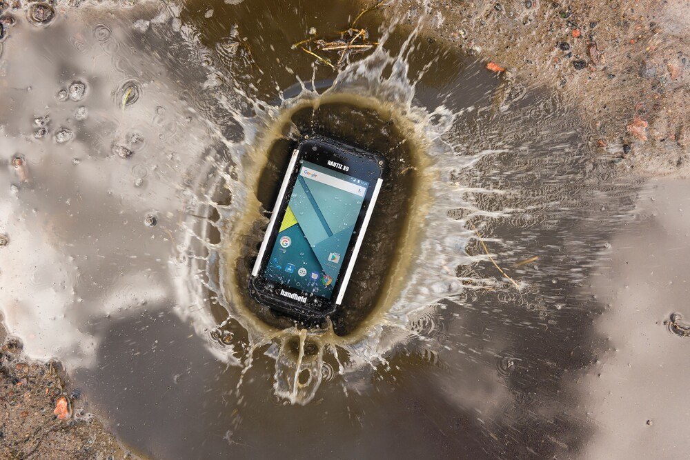 © Handheld Germany
Hart und Smart: Rugged Smartphones vertragen auch mal ein kurzes Bad. Hart und Smart: Rugged-Smartphones vertragen auch mal ein kurzes Bad.