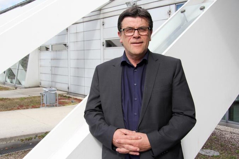 © Birgit Tegtbauer
Walter Stackler ist der neue Bundesinnungsmeister der Dachdecker, Glaser und Spengler Österreichs. Walter Stackler ist der neue Bundesinnungsmeister der Dachdecker, Glaser und Spengler Österreichs.