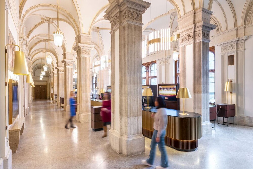 © BWM Architekten/Severin Wurnig
Das neue Besucherzentrum der Wiener Staatsoper: Durch das offene Konzept sehr Wandlungsfähig. Das Besucherzentrum der Wiener Staatsoper, mit seinen Säulen und Deckengewölben sowie dem neuen 20 Meter langen Tresen