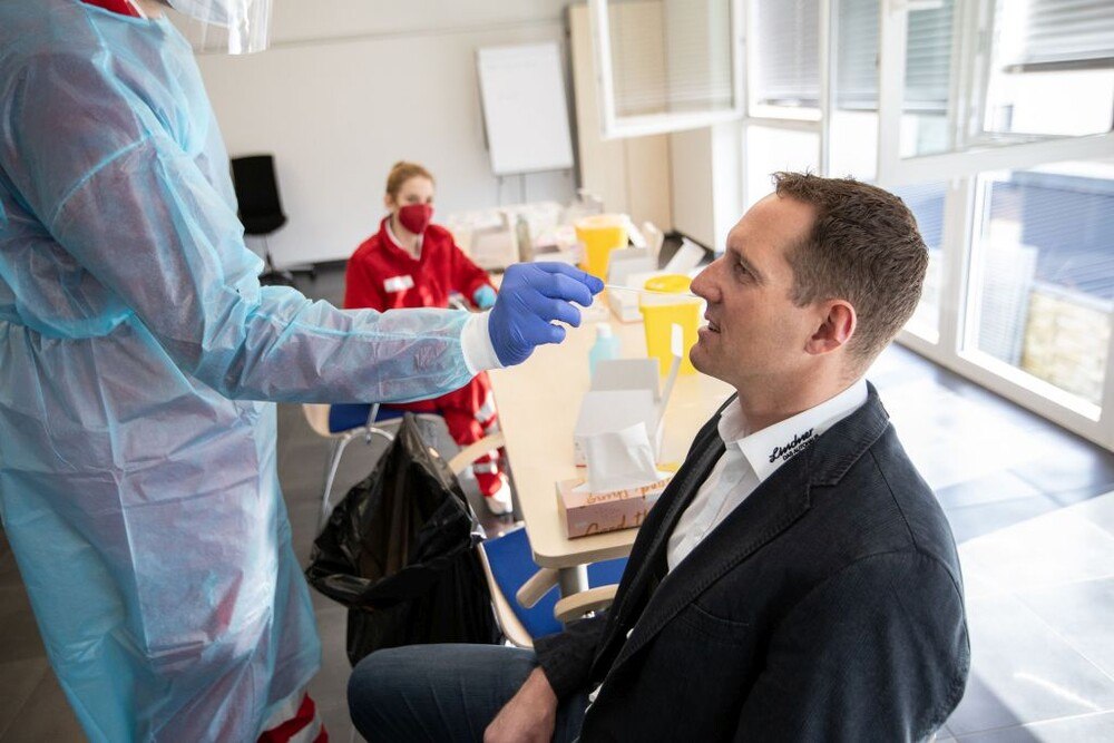 © Martin Böhm
Firmenchef Manfred Lindner geht mit gutem Beispiel voraus und lässt sich selbst testen. Firmenchef Manfred Lindner geht mit gutem Beispiel voraus und lässt sich selbst testen.