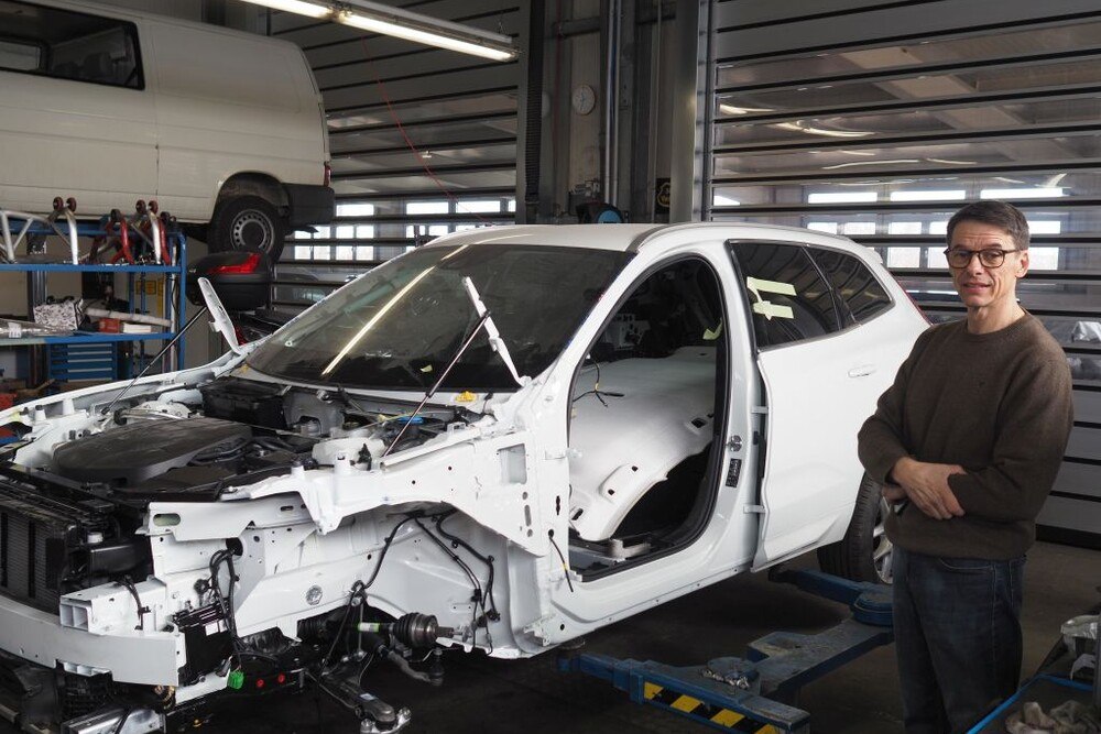 Dieser Volvo XC 60 fordert den Profis im Betrieb von Alex Ellinger derzeit einiges an Nerven ab.
© Hans-Jörg Bruckberger Dieser Volvo XC 60 fordert den Profis im Betrieb von Alex Ellinger derzeit einiges an Nerven ab.