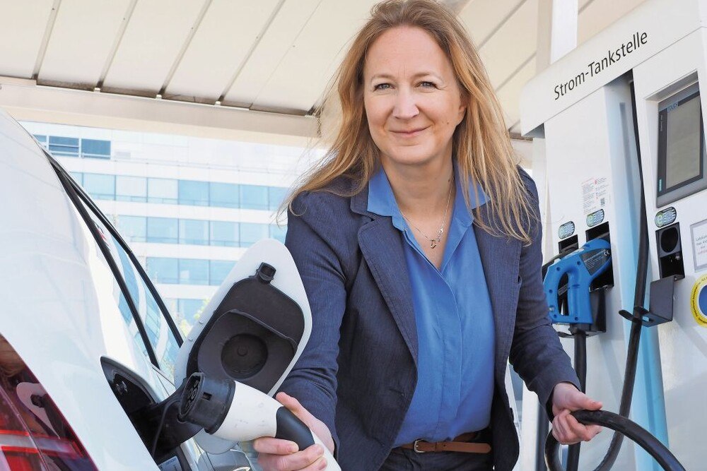 Ute Teufelberger ist seit Februar 2019 Vorsitzende des Bundesverbands Elektromobilität Österreich (BEÖ), der die Interessen von elf Energieunternehmen vertritt.
© BEÖ Ute Teufelberger ist seit Februar 2019 Vorsitzende des Bundesverbands Elektromobilität Österreich (BEÖ), der die Interessen von elf Energieunternehmen vertritt.