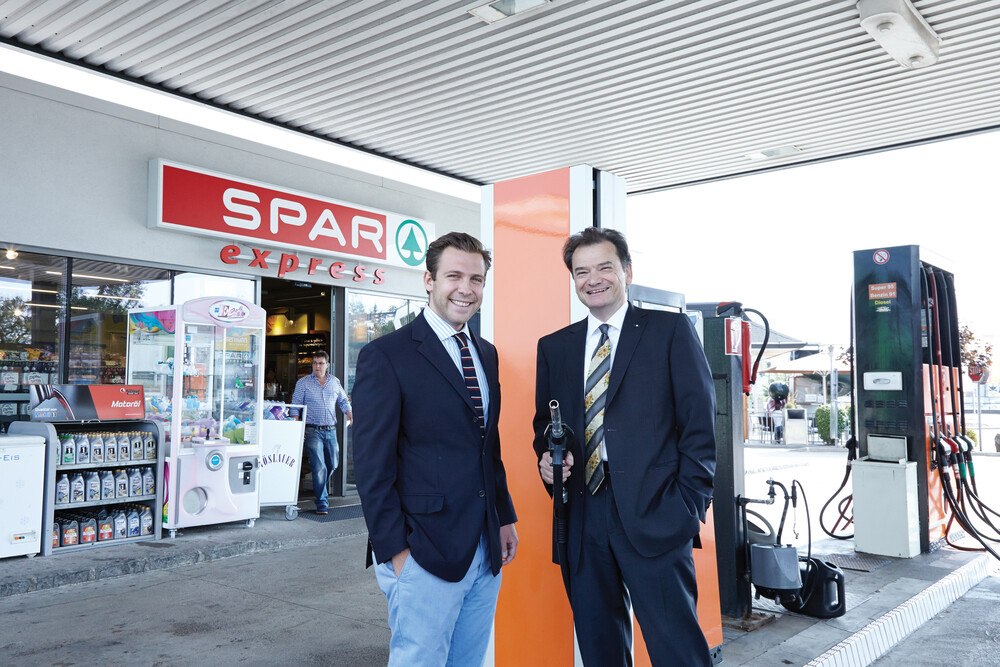 © Doppler Gruppe
Franz Joseph Doppler und Bernd Zierhut von der Doppler Gruppe auf einer Turmöl-Tankstelle mit einem integrierten Spar express-Shop. (v.l.) Franz Joseph Doppler und Bernd Zierhut von der Doppler Gruppe auf einer Turmöl-Tankstelle mit einem integrierten Spar express-Shop. (v.l.)