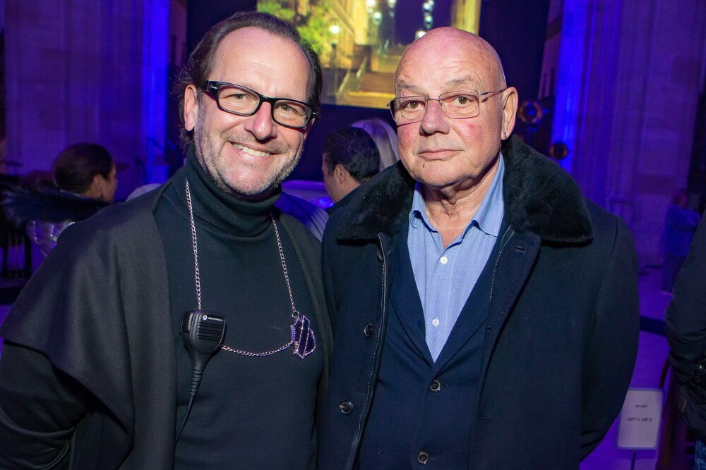 © Christian Mikes
Ferdinand Fischer, Sprecher des 2Radhandels, mit Wolfgang Böck, Schauspieler und leidenschaftlicher Motorradfahrer. Ferdinand Fischer, Sprecher des 2Radhandels, mit Wolfgang Böck, Schauspieler und leidenschaftlicher Motorradfahrer.