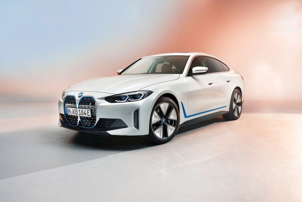 Auf der Jahreskonferenz der BMW Group wurde der in den Startblöcken stehende BMW i4 erstmals ohne Tarnung gezeigt.
© BMW Group Auf der Jahreskonferenz der BMW Group wurde der in den Startblöcken stehende BMW i4 erstmals ohne Tarnung gezeigt.