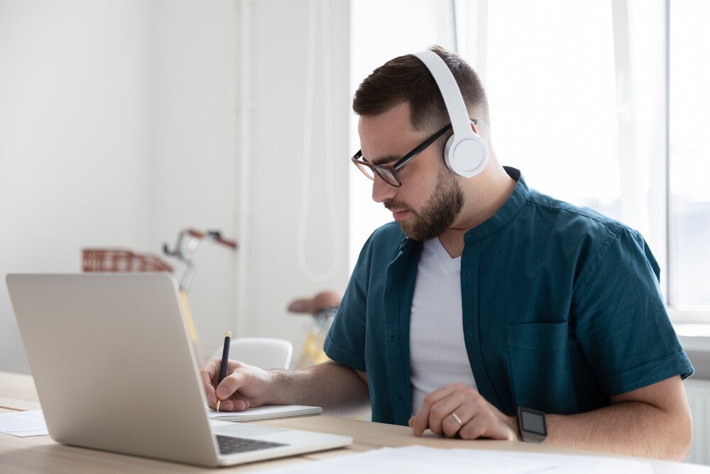 © Getty
Die Pickerl-Schulung wird im Lockdown wieder als Webinar stattfinden, man benötigt dafür nur einen PC/Laptop und eine Internetverbindung. Die Pickerl-Schulung wird im Lockdown wieder als Webinar stattfinden, man benötigt dafür nur einen PC/Laptop und eine Internetverbindung.