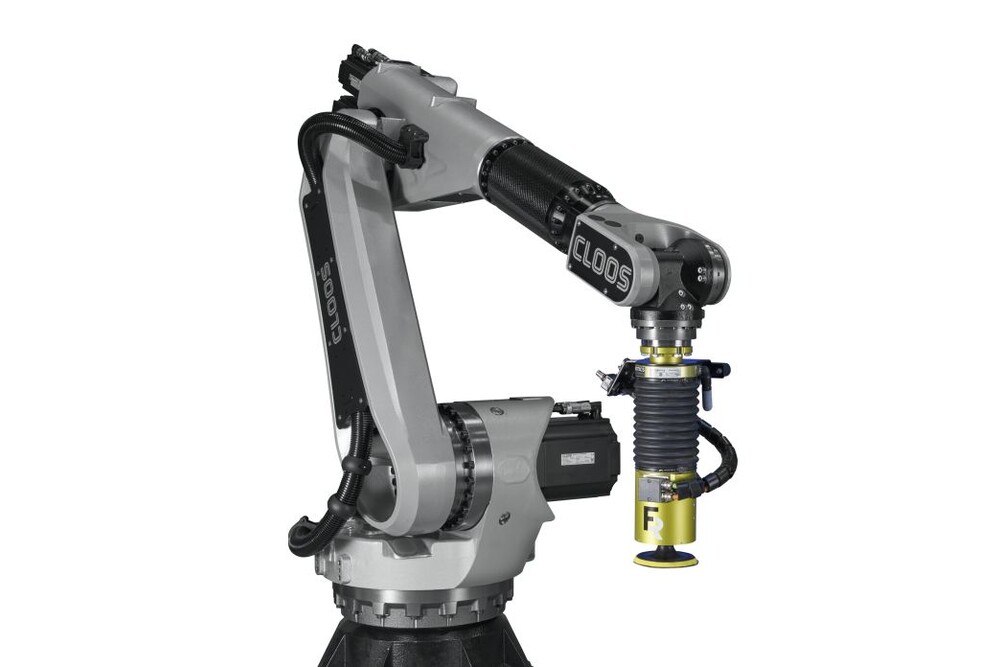 © Cloos
Automatisierte Schleiflösungen: Der QIROX-Roboter QRC-30/45/60-PL von Cloos und die sensitiven End-Effektoren (im Bild der AAK) von FerRobotics. Der Roboter QRC-30/45/60-PL von Cloos und die sensitiven End-Effektoren (im Bild der AAK) von FerRobotics.