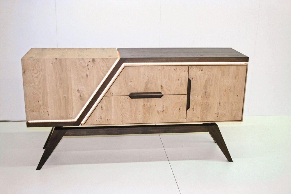 Das Sideboard wirkt auf den ersten Blick massiv, überrascht aber durch schräge Details, viel Stauraum und LED-Akzente.
© WIFI SALZBURG/HTL HALLEIN Das Sideboard wirkt auf den ersten Blick massiv, überrascht aber durch schräge Details, viel Stauraum und LED-Akzente.