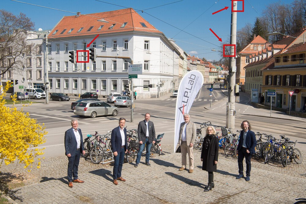 © ALP.Lab
Jost Bernasch (ALP.Lab Managing Director), Mayor Siegfried Nagl, Patrick Luley (Joanneum Research), Gerhard Greiner (ALP.Lab Managing Director), Andrea Keimel (Leiterin Abt. Wirtschafts- und Tourismusentwicklung Stadt Graz), Bernd Cagran-Hohl (Stadt Graz Straßenamt) (v.l.). Jost Bernasch (ALP.Lab Managing Director), Mayor Siegfried Nagl, Patrick Luley (Joanneum Research), Gerhard Greiner (ALP.Lab Managing Director), Andrea Keimel (Leiterin Abt. Wirtschafts- und Tourismusentwicklung Stadt Graz), Bernd Cagran-Hohl (Stadt Graz Straßenamt) (v.l.).