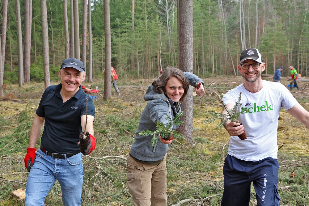 © Waldsetzen.jetzt
Projektinitiator Thomas Göttinger, Ing. Viktoria Hutter (Vertreterin des Waldverbands NÖ) und Strategieentwickler Manfred Ergott (Druckerei Janetschek) freuen sich über einen gelungenen Saisonstart von waldsetzen.jetzt. Projektinitiator Thomas Göttinger, Ing. Viktoria Hutter (Vertreterin des Waldverbands NÖ) und Strategieentwickler Manfred Ergott (Druckerei Janetschek) freuen sich über einen gelungenen Saisonstart von waldsetzen.jetzt.