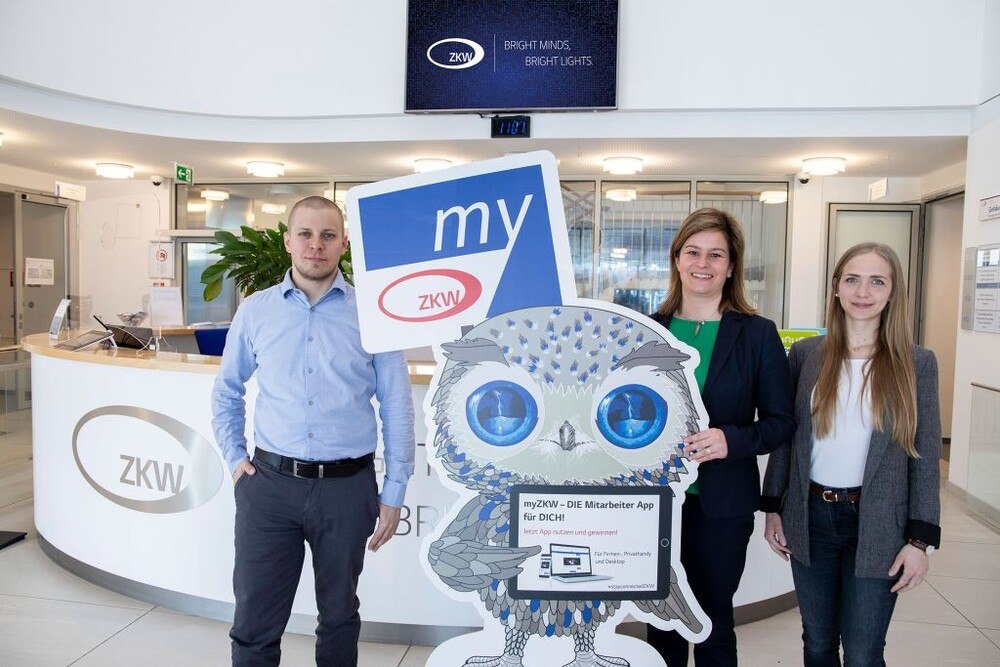 © ZKW Group
Das myZKW-Projektteam Thomas Waldbauer, Sandra Simeonidis-Huber und Vanessa Sonnleitner ( v.l.n.r.) präsentiert die Mitarbeiter-App. Das myZKW-Projektteam Thomas Waldbauer, Sandra Simeonidis-Huber und Vanessa Sonnleitner ( v.l.n.r.) präsentiert die Mitarbeiter-App.