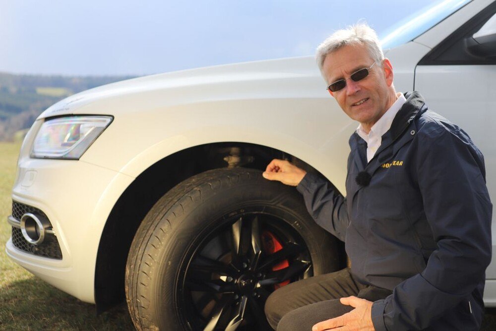 © Goodyear Dunlop
Goodyear-Product-Manager Holger Rehberg erklärt, worauf es bei SUV-Reifen ankommt. Goodyear-Product-Manager Holger Rehberg erklärt, worauf es bei SUV-Reifen ankommt.