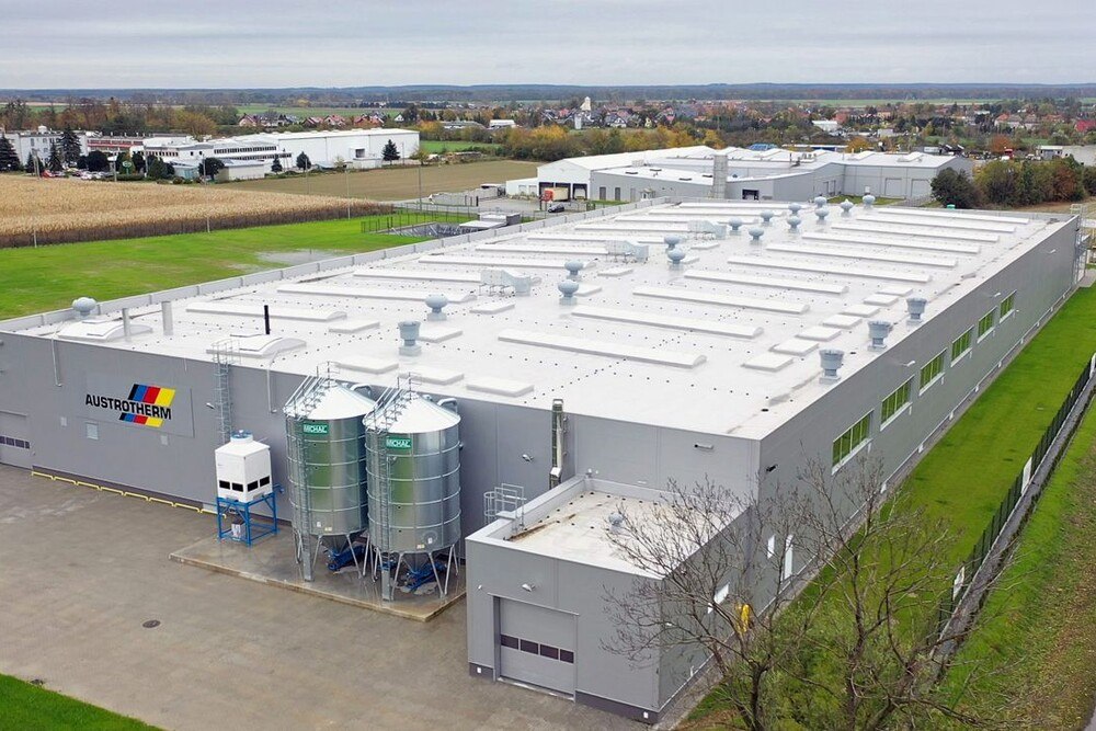 Das neue Austrotherm-Werk in Grodków aus der Vogelperspektive
© Austrotherm Das neue Austrotherm-Werk in Grodków aus der Vogelperspektive