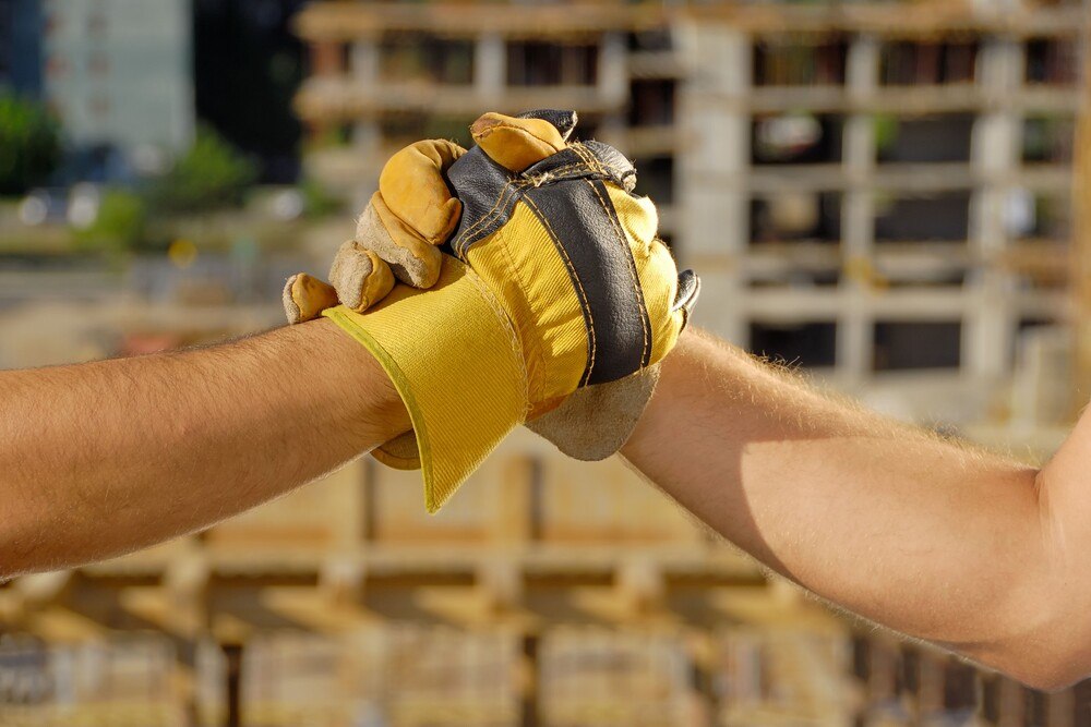 Handschlang auf Baustelle
© Getty Images / Sevaljevic Handschlang auf Baustelle