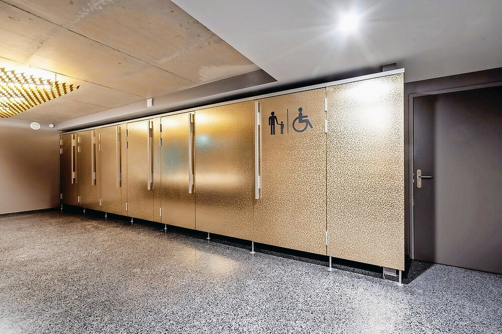 © Kemmelit
Anpassbares Trennwandsystem "cell" aus Edelstahl, Aluminium oder Stahl hergestellt. Die Trennwand cell besteht aus aus Edelstahl, Aluminium oder Stahl.