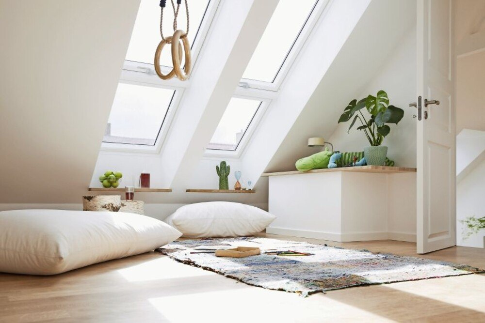 Im Vergleich zu Fassadenfenstern bringt Tageslicht über den Zenit, also von oben über Dachfenster kommend, bis zu dreimal so viel Tageslicht in den Innenraum.