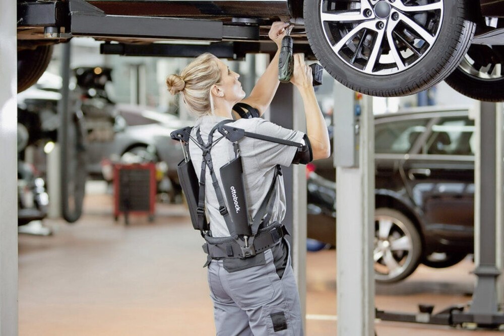 © Ottobock
Ein Exoskelett entlastet die Schultern bei Arbeiten über Kopf. Ein Exoskelett entlastet die Schultern bei Arbeiten über Kopf.