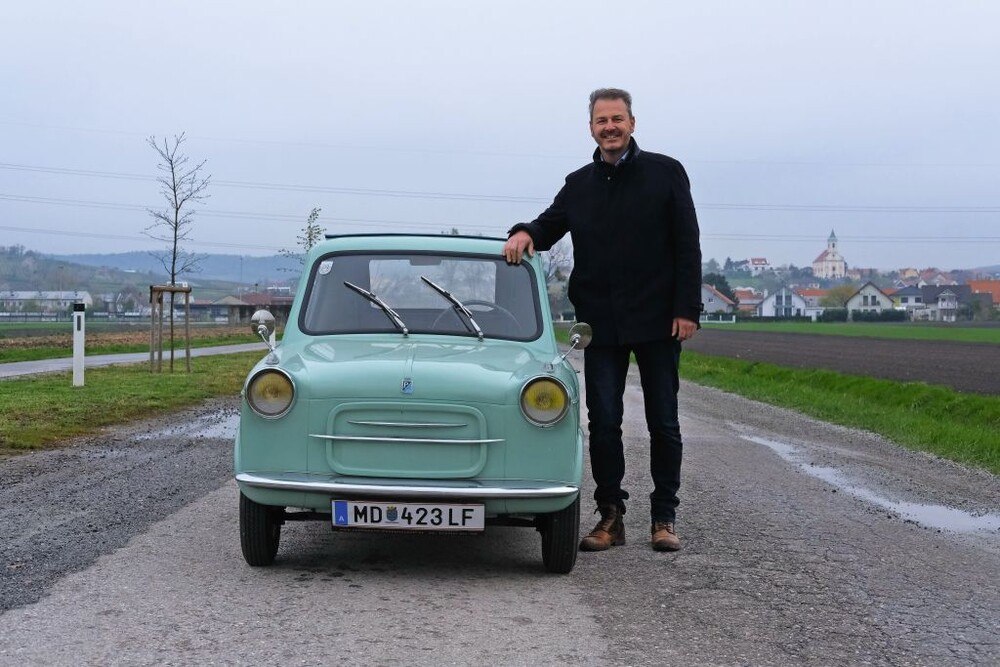 © Peter Seipel
Gerald Liebscher aus Neusiedl am See sammelt Oldtimer, die er mit seinem Bruder selbst restauriert. Gerald Liebscher aus Neusiedl am See sammelt Oldtimer, die er mit seinem Bruder selbst restauriert.