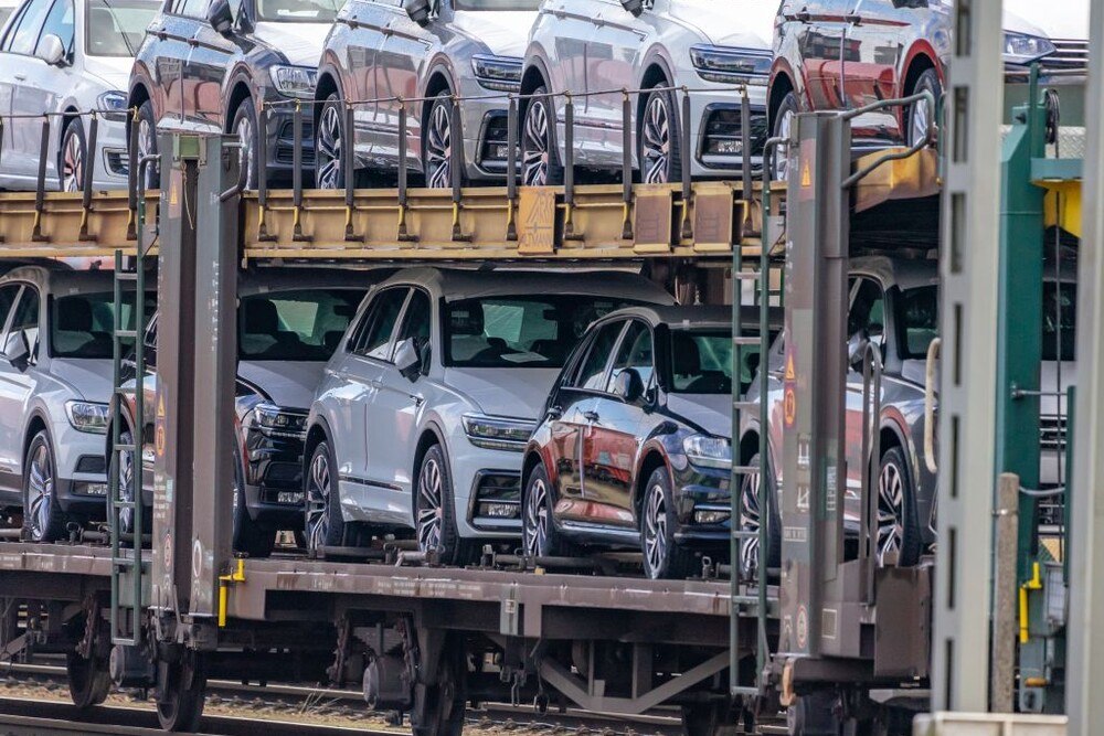 © geogif via Getty Images
Nicht alle Autos können derzeit prompt geliefert werden: der Halbeitermangel ist eine weitere Belastung für die Branche. Nicht alle Autos können derzeit prompt geliefert werden: der Halbeitermangel ist eine weitere Belastung für die Branche.