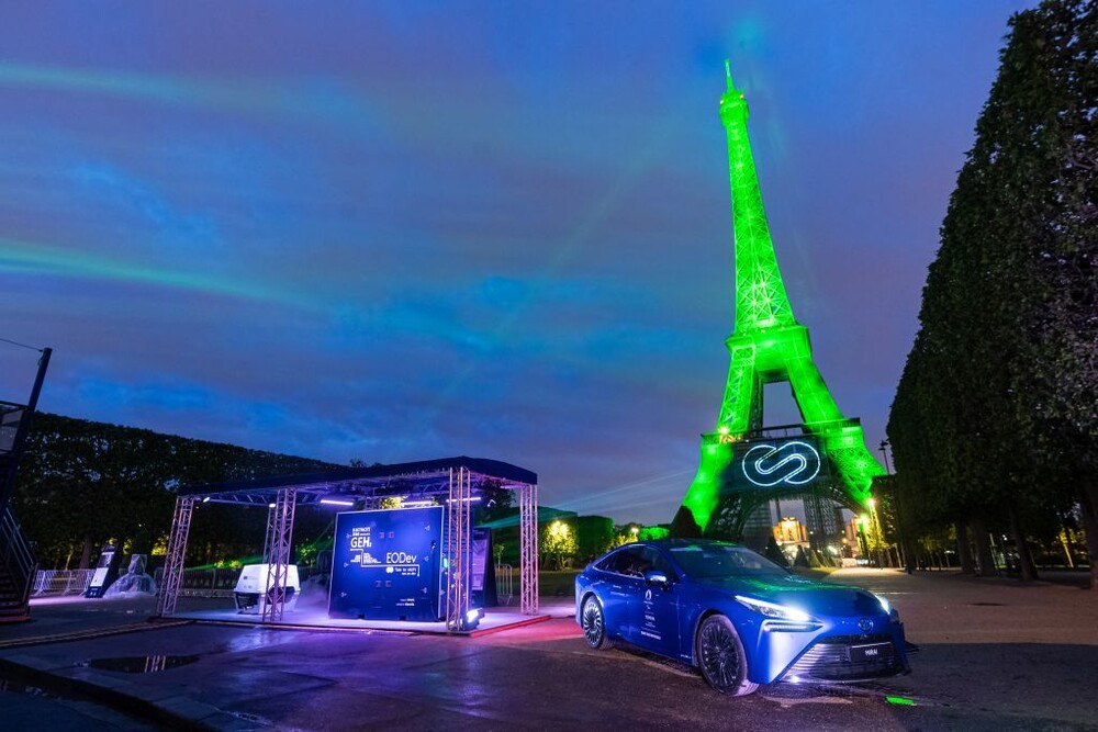 © Toyota
Auf einer Leistungsschau wasserstoffbasierter Lösungen setzte Toyota im wahrsten Sinn des Wortes ein Highlight. Auf einer Leistungsschau wasserstoffbasierter Lösungen setzte Toyota im wahrsten Sinn des Wortes ein Highlight.