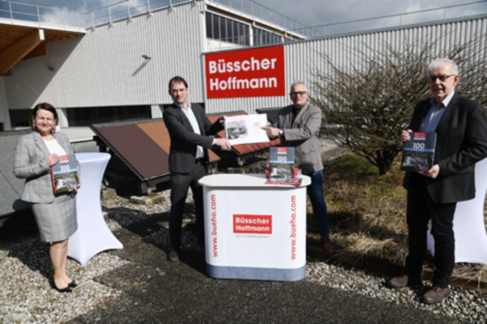 © Harald Engelsberger Präsentieren stolz das Büsscher & Hoffmann Jubiläumsbuch (v. l.): Mag. Susanne Trichlin, Bmstr. Dipl.-Ing. Karl Landl, Prof. Gottfried Kneifel, Dr. Reinhardt Harreither.