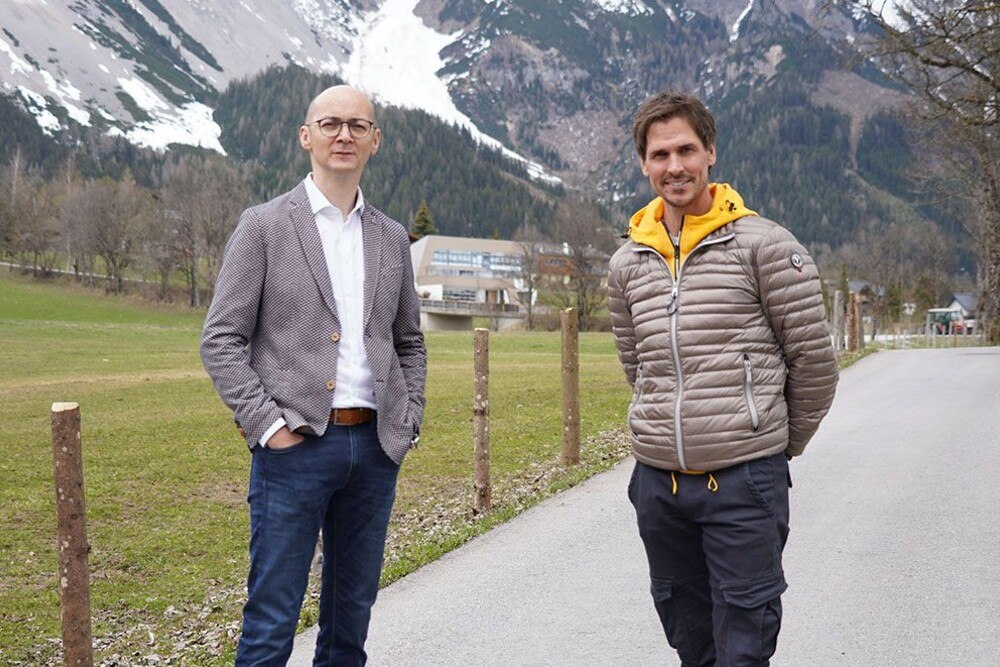 © Truemotion Pictures
Geberit AquaClean Markenbotschafter Felix Gottwald und Guido Salentinig (links) freuen sich auf den Livestream aus dem Geberit Studio zum Thema Privatbad-Partnerschaft am 9. Juni um 13.00 Uhr.
Geberit AquaClean Markenbotschafter Felix Gottwald und Guido Salentinig (links) freuen sich auf den Livestream am 9. Juni um 13.00 Uhr.