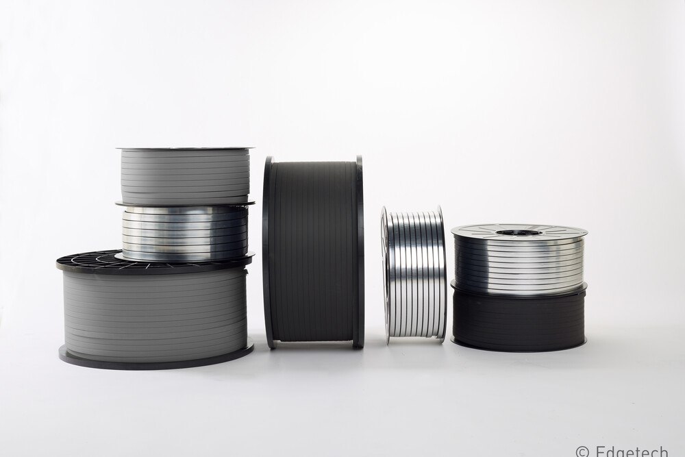 Die flexible Abstandhalter aus Strukturschaum von Edgetech fungieren als energieeffiziente Warme Kante in Isolierglasfenstern.
© Edgetech Die flexible Abstandhalter aus Strukturschaum von Edgetech fungieren als energieeffiziente Warme Kante in Isolierglasfenstern.