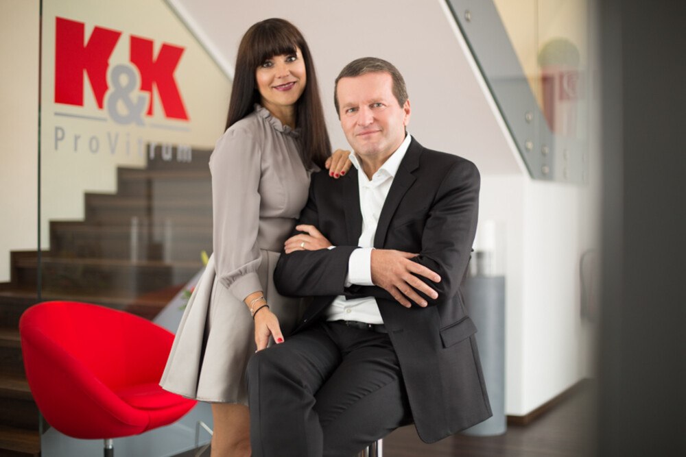© K & K ProVitrum
Mit viel persönlichem Engagement betreiben Zita Kellermayer-Kraus und Harald Kraus seit 2011 das Handelsunternehmen für die Glasbranche K & K ProVitrum., basic_html Mit viel persönlichem Engagement betreiben Zita Kellermayer-Kraus und Harald Kraus seit 2011 das Handelsunternehmen für die Glasbranche K & K ProVitrum.