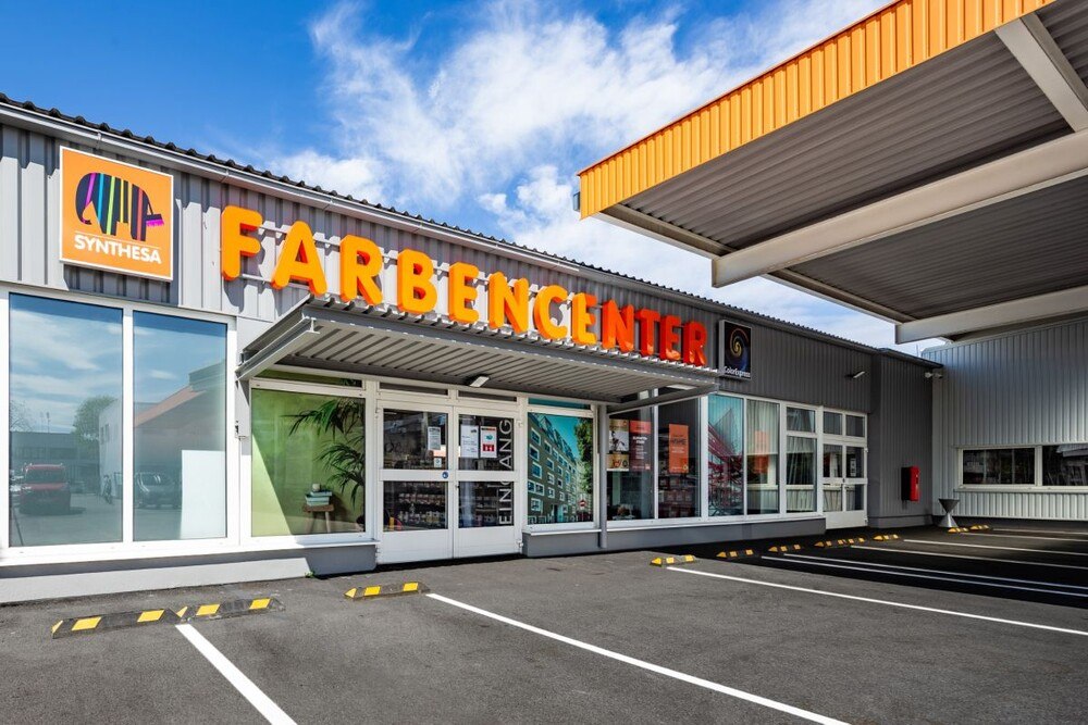 © Synthesa
Synthesa eröffnete für gewerbliche Kunden im 21. Bezirk Wiens das Farbencenter Nord. Außenansicht des Eingangs vom Synthesa Farbencenter Nord