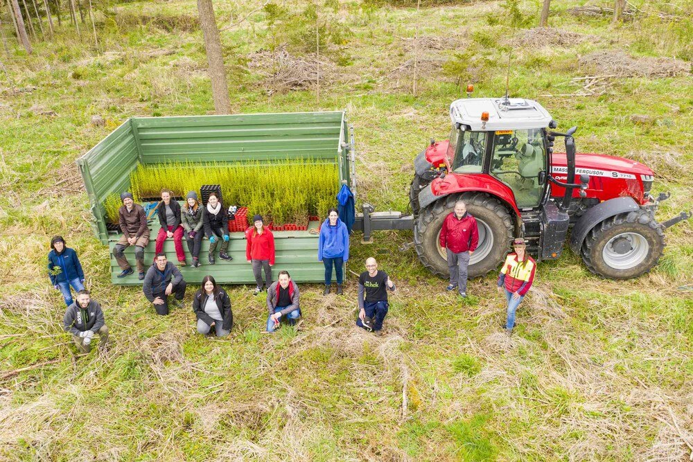Das elfköpfige Team der Druckerei Janetschek gemeinsam mit Waldbesitzer Eduard Köck, Grafikdesignerin Viktoria Langmann und Forstfachkraft Katharina Haumer.
© Janetschek Das elfköpfige Team der Druckerei Janetschek gemeinsam mit Waldbesitzer Eduard Köck, Grafikdesignerin Viktoria Langmann und Forstfachkraft Katharina Haumer.