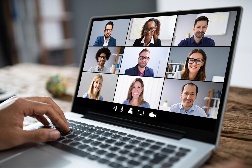 © AndreyPopov via Gettyimages
Durch die Corona-Pandemie gehören virtuelle Meetings zum Arbeitsalltag - umso wichtiger ist es, sie professionell zu nutzen. Durch die Corona-Pandemie gehören virtuelle Meetings zum Arbeitsalltag - umso wichtiger ist es, sie professionell zu nutzen.