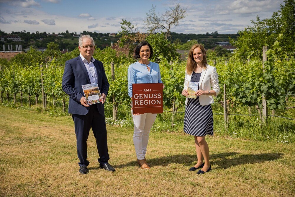 Pressekonferenz zur Vorstellung der Sommerkampagne mit FBM Elisabeth Köstinger, ÖW-GF Lisa Weddig und Gerhard Zinner, Obmann Netzwerk Kulinarik.
© ÖW/Christian Lendl Pressekonferenz zur Vorstellung der Sommerkampagne mit FBM Elisabeth Köstinger, ÖW-GF Lisa Weddig und Gerhard Zinner, Obmann Netzwerk Kulinarik.