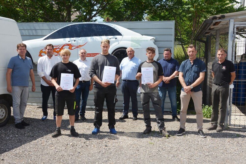 © WKB
Die jungen Karosseriebautechniker überzeugten beim Wettbewerb in der Berufsschule in Mattersburg. Die jungen Karosseriebautechniker überzeugten beim Wettbewerb in der Berufsschule in Mattersburg.