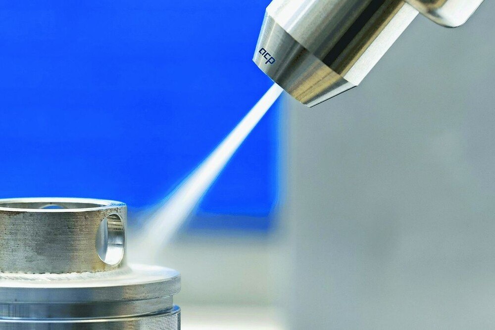 Mit dem CO2-Schneestrahl lassen sich Bauteilbereiche gezielt, trocken und rückstandsfrei reinigen.
© acp - advanced clean production Mit dem CO2-Schneestrahl lassen sich Bauteilbereiche gezielt, trocken und rückstandsfrei reinigen.