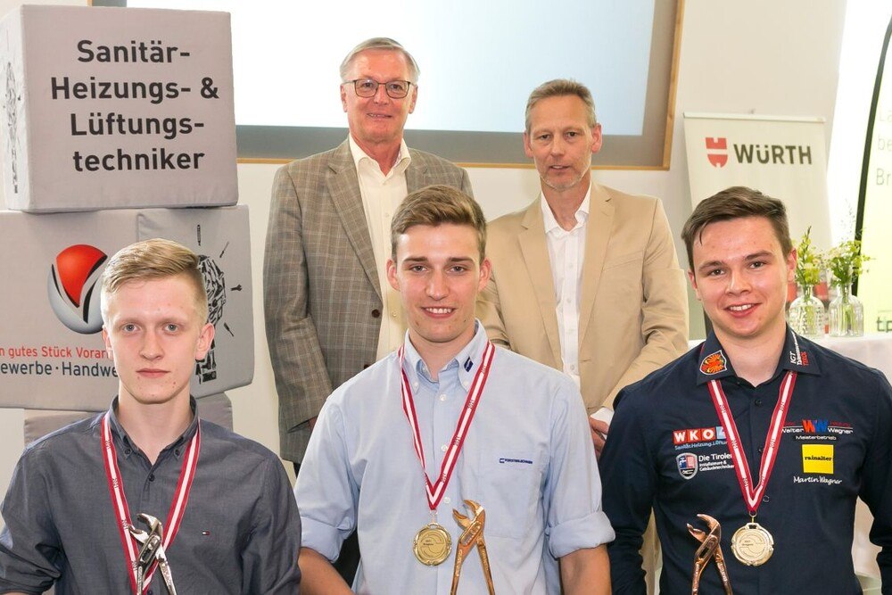 Siegerehrung: Im Vordergrund die drei Medaillengewinner Bernhard Durchner (2. Platz), Manuel Gaisberger (1. Platz) und Martin Wagner (3. Platz)
© WKV/Dietmar Mathis Siegerehrung: Im Vordergrund die drei Medaillengewinner Bernhard Durchner (2. Platz), Manuel Gaisberger (1. Platz) und Martin Wagner (3. Platz)