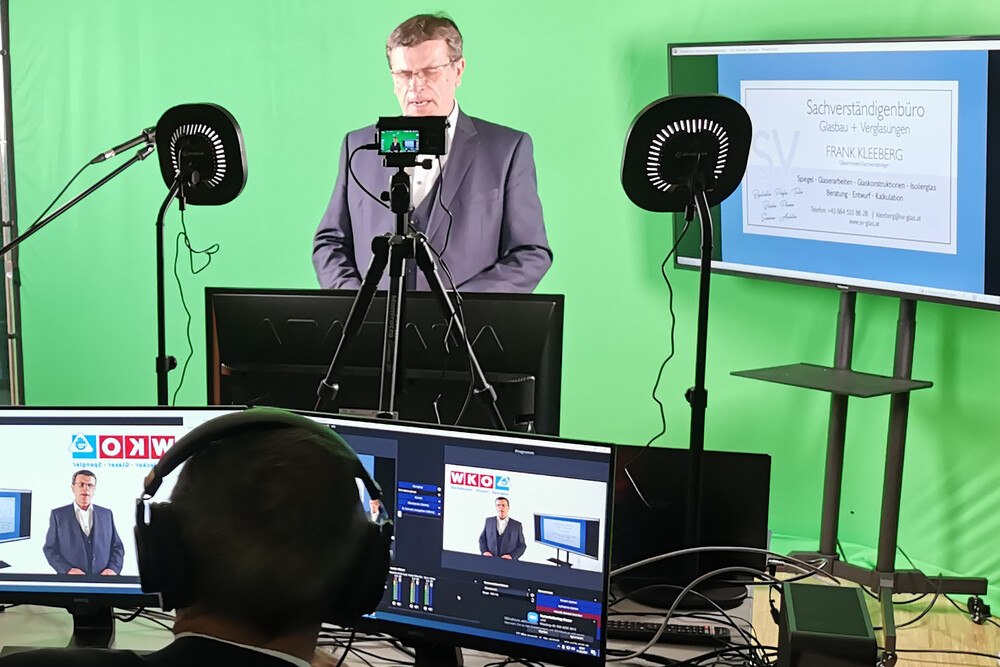 © Walter Stackler Bundesinnungsmeister Walter Stackler begrüßte die Teilnehmer zum ersten Online-Facharbeiterseminar live aus der Glasfachschule Kramsach. Bundesinnungsmeister Walter Stackler begrüßte die Teilnehmer zum ersten Online-Facharbeiterseminar live aus der Glasfachschule Kramsach.