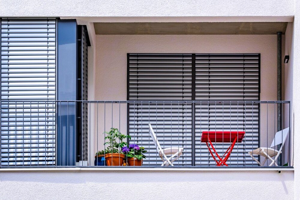 © Getty Images/FooTToo
Effektiver Sonnenschutz wirkt wie eine passive Klimaanlage. Balkon, dessen Fensterfront mit Außenjalousien geschützt ist.