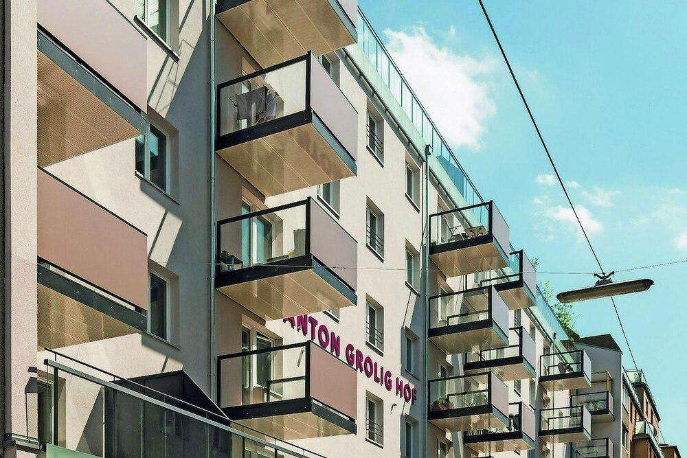 © Projektbau Leichtmetallkonstruktionen bewirken, dass die Balkone thermisch von der Fassade getrennt sind.