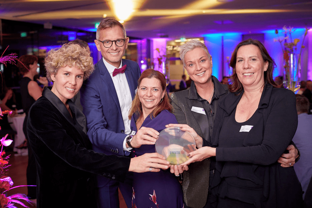 © Florian Albert
Das Diversity-Team der Erste Bank Group, die in der Kategorie „Großunternehmen“ als Siegerin hervorging, freut sich über die renommierte Auszeichnung bei der Verleihung im November 2019. Das Diversity-Team der Erste Bank Group, die in der Kategorie „Großunternehmen“ als Siegerin hervorging, freut sich über die renommierte Auszeichnung bei der Verleihung im November 2019.