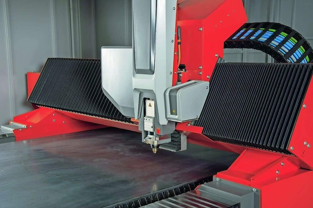 © Bystronic Mit dem Bystronic-Laserschneider können Materialen von Aluminium, über Buntmetall bis Stahl geschnitten werden.