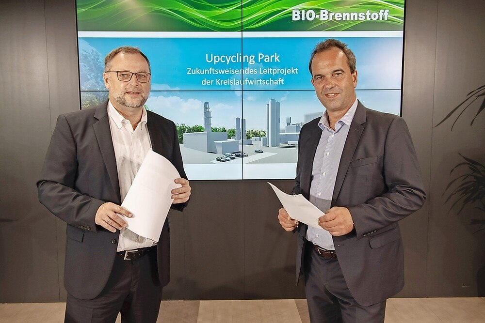 © Franz Baldauf Eberhard Reil, Geschäftsführer der BIO-Brennstoff und Robert Schmid, Eigentümer der Baumit-Gruppe bei der Vorstellung des Upcycling Parks . Eberhard Reil, Geschäftsführer der BIO-Brennstoff und Robert Schmid, Eigentümer der Baumit-Gruppe.