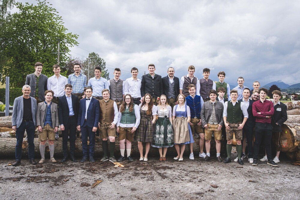© Holztechnikum Kuchl 1. Reihe von links: Andrea Auer, Elisabeth Brein, Tanja Kappel-Höllermann, John Sumetzberger, Elias Gumplmayr, Matthäus Schaffer, Bernhard Leobacher, Florian Seiwald, Maximilian Gruber, Tobias Zwischenbrugger, Simon Wimmer 2. Reihe von links: KV DI (FH) Harald Erlbacher, Moritz Lichters, Lisa Marie Schunerits, Annika Sinzinger, Lian Schelkle, Thomas Heßler, Felix Pritz, Paul Schwaiger, Andreas Lingitz, Leonhard Gollhofer-Berger, 3. Reihe von links: Melvin Maier, Peter Szauer, Gregor Seidl, Johannes Grünwald, Elias Moser, Florian Mayr, Felix Heisinger, Bernhard Winkler, Thomas Schachl, Stefan Wallinger, Benjamin Hochreiter (nicht am Bild: Moritz Arnezeder) HTL-Absolvent*innen für Wirtschaftsingenieur*innen/Holztechnik