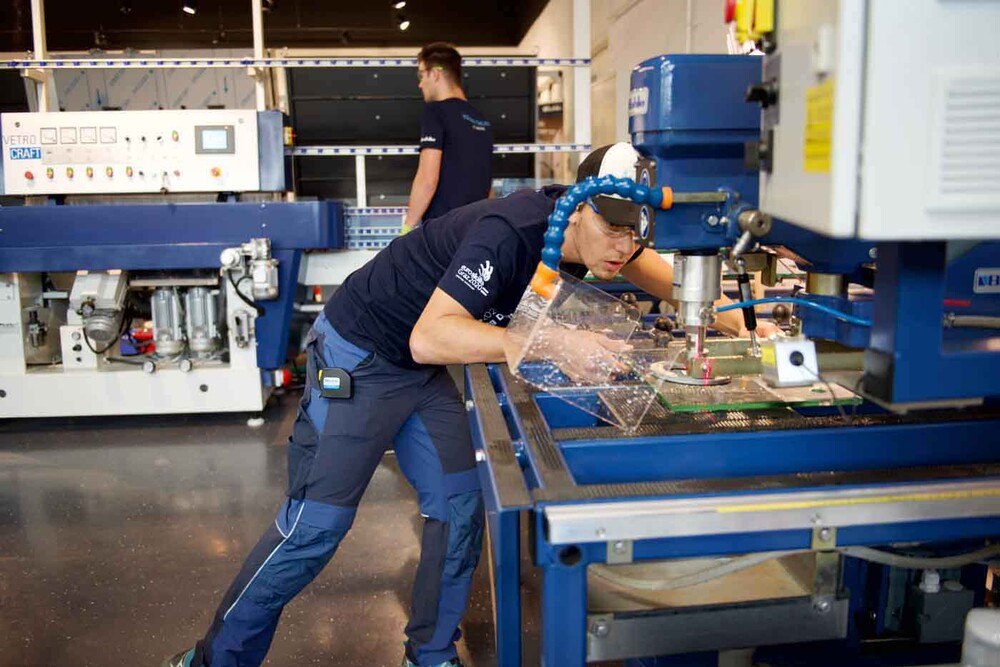 © Bohle
Die EuroSkills und AustrianSkills nahen. Die Glasbautechniker*innen bereiten sich intensiv auf die Berufsmeisterschaften vor. Im Bild: Christoph Greiner, der Gewinner der AustrianSkills 2018, der Österreich bei den EuroSkills 2021 in Graz vertritt. Die EuroSkills und AustrianSkills nahen. Die Glasbautechniker*innen bereiten sich intensiv auf die Berufsmeisterschaften vor. Im Bild: Christoph Greiner, der Gewinner der AustrianSkills 2018, der Österreich bei den EuroSkills 2021 in Graz vertritt.